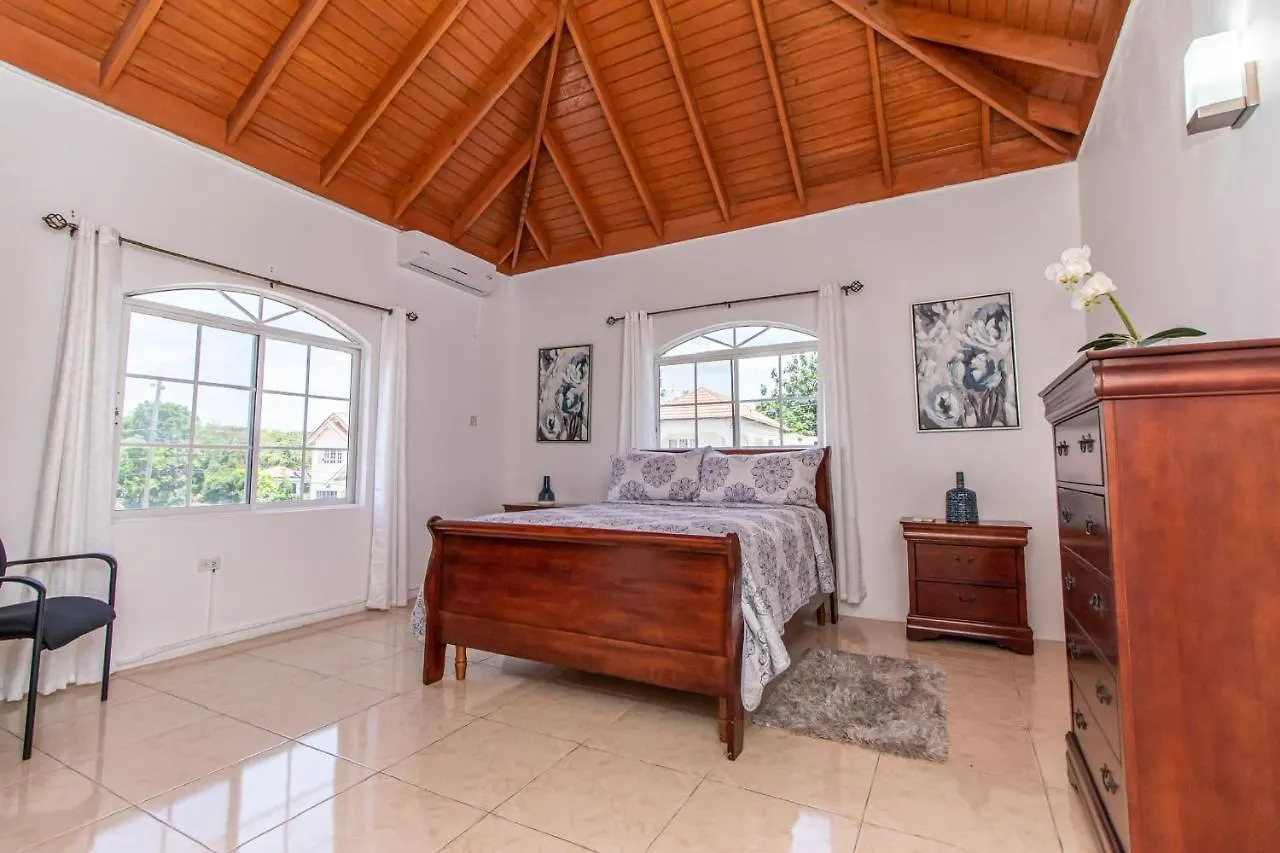 Apartment Runaway Bay Gem