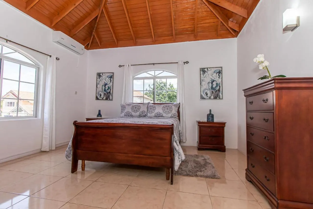 Apartment Runaway Bay Gem