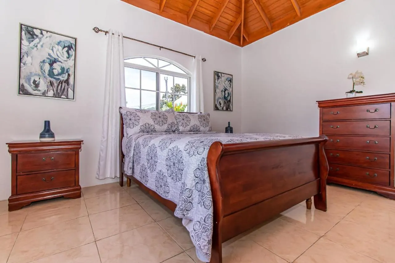 Runaway Bay Gem Apartment