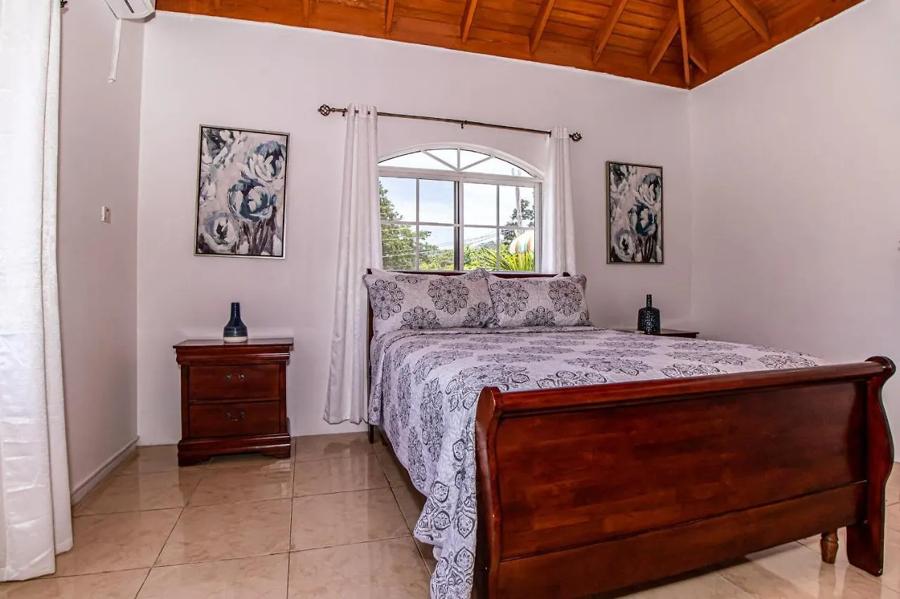 Runaway Bay Gem Apartment