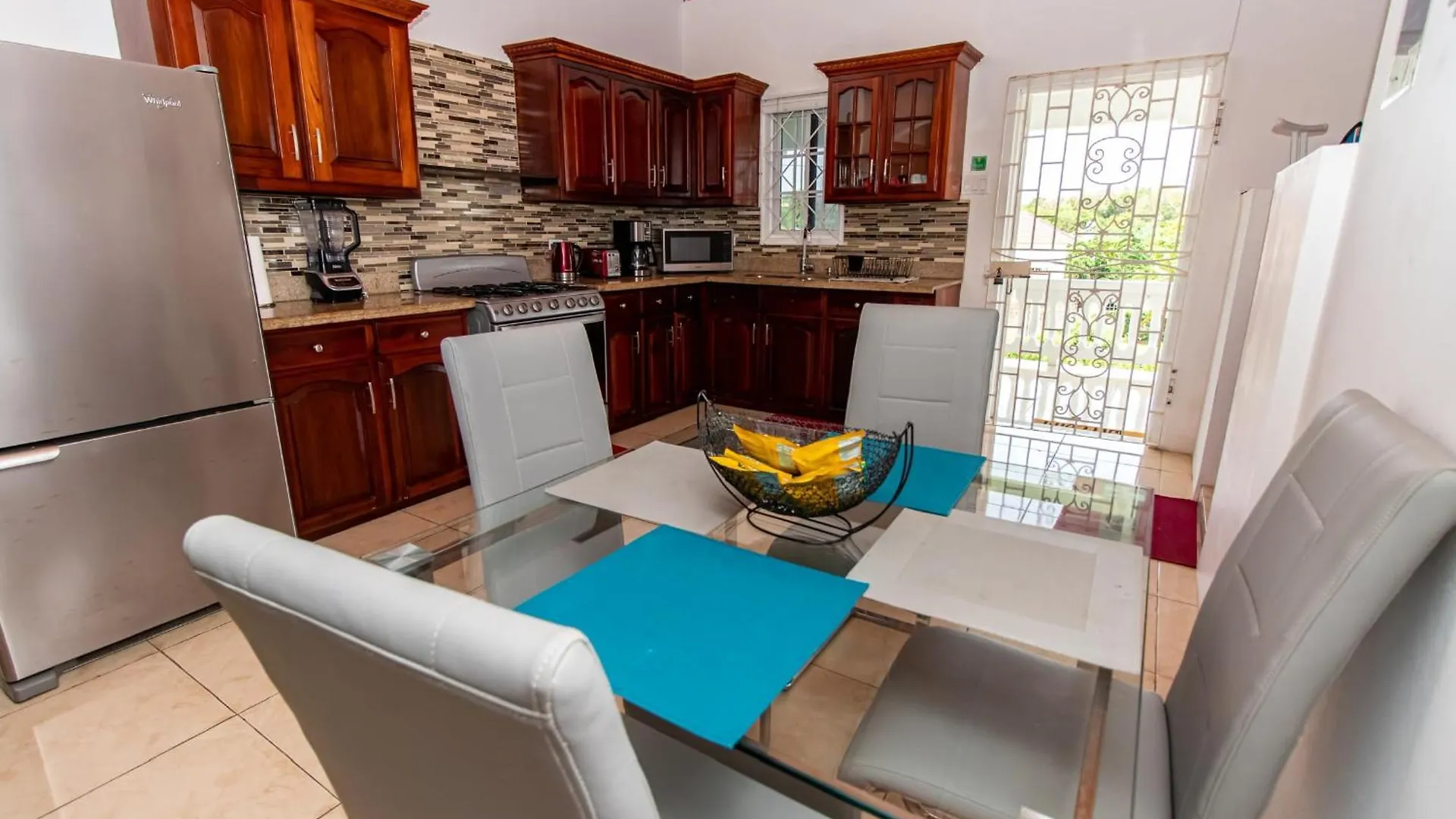 Runaway Bay Gem Apartment