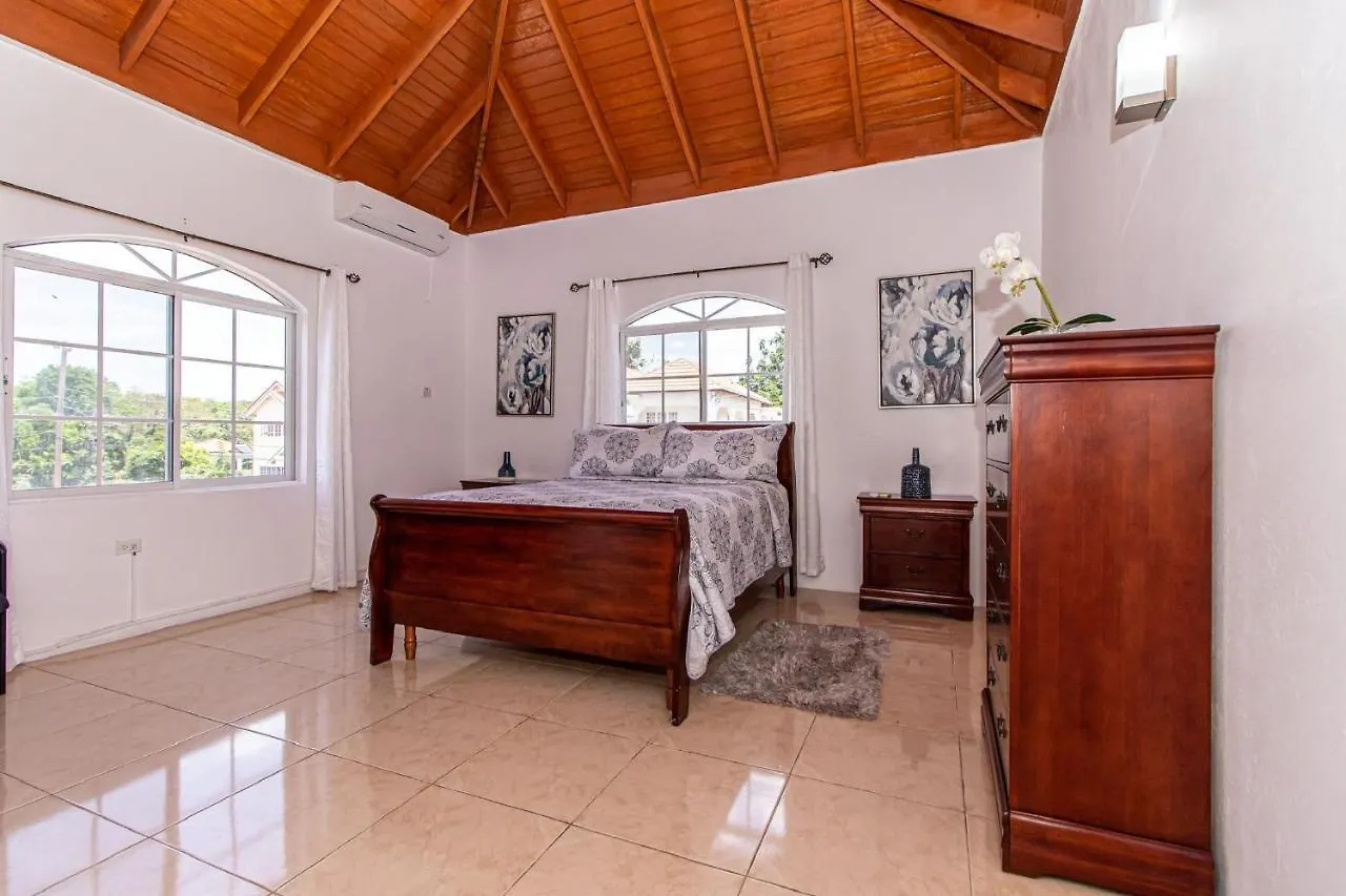 Apartment Runaway Bay Gem