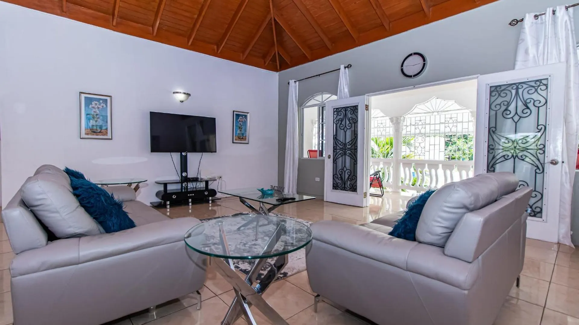 Apartment Runaway Bay Gem