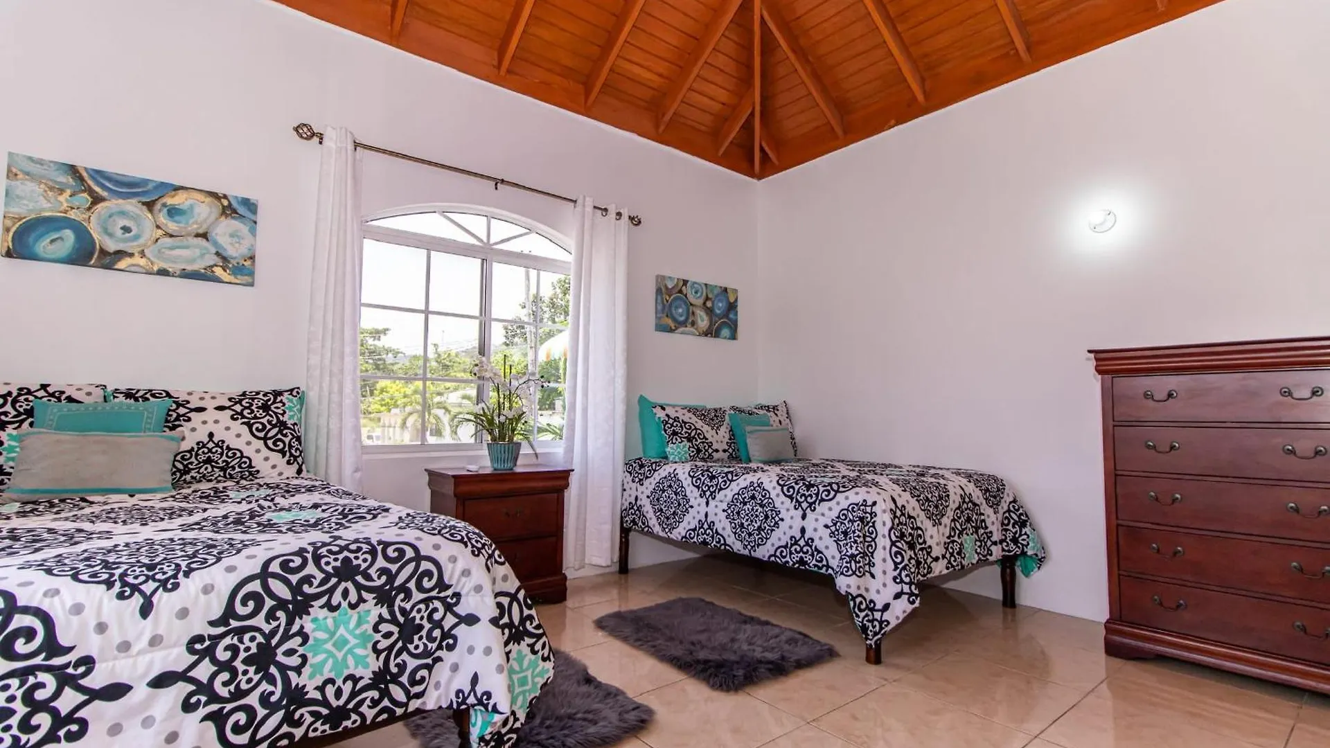 Apartment Runaway Bay Gem
